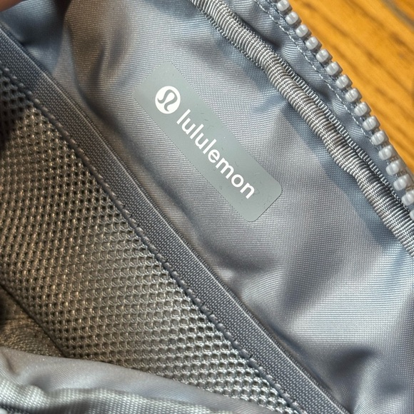Lululemon Everywhere *wunder puff* Bag 2L - Picture 7 of 7